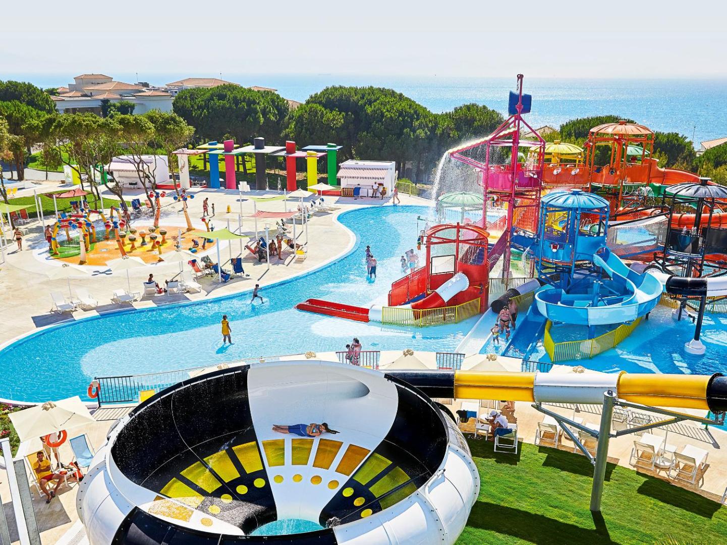 Grecotel Ilia Palms & Aqua Park lielais akvaparks ar krāsainiem slidkalniņiem un baseiniem Peloponēsā — plaša izklaides zona bērniem un pieaugušajiem
