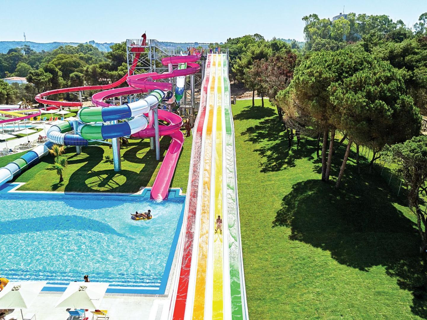 Grecotel Ilia Palms & Aqua Park lielais akvaparks ar krāsainiem ūdens slidkalniņiem un baseinu Peloponēsas piekrastē, ko ieskauj zaļš priežu mežs.