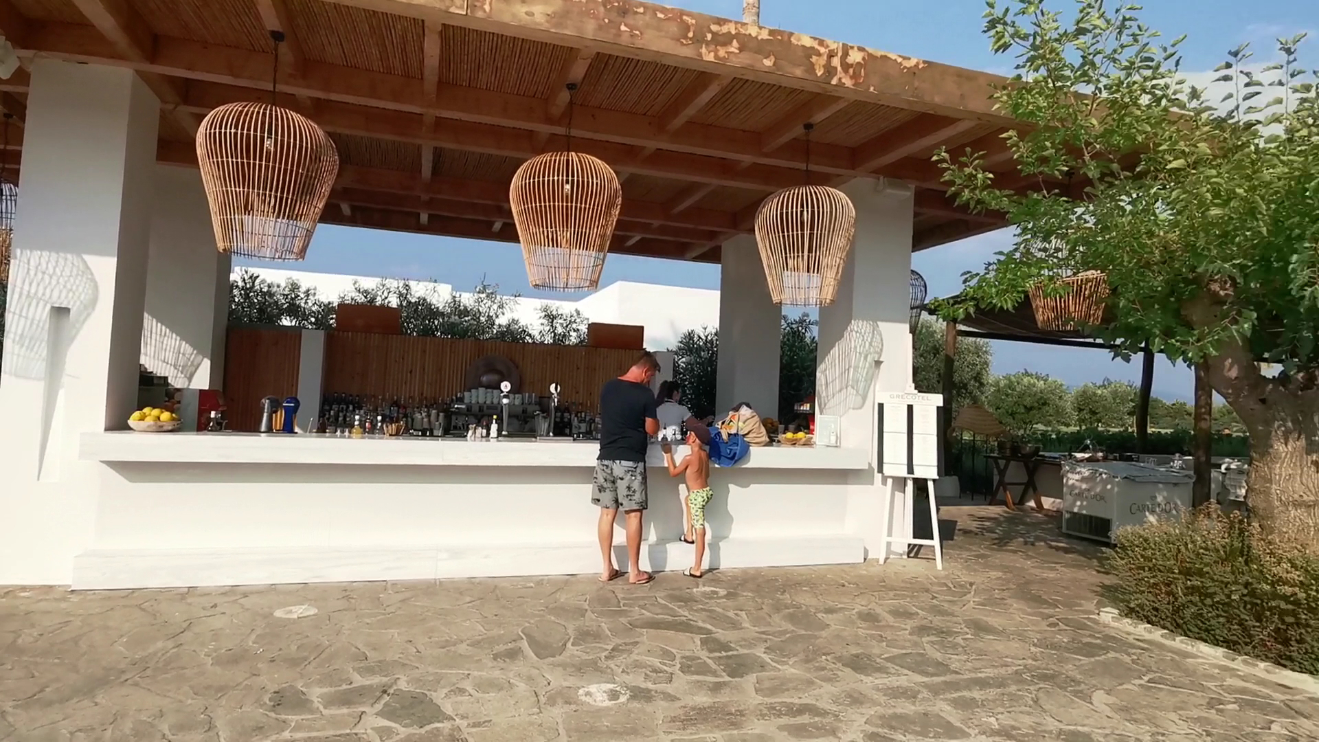 Grecotel Casa Marron āra bārs ar pītiem gaismekļiem un koka konstrukcijām Peloponēsas piekrastē — atpūtas zona pie baseina vai pludmales