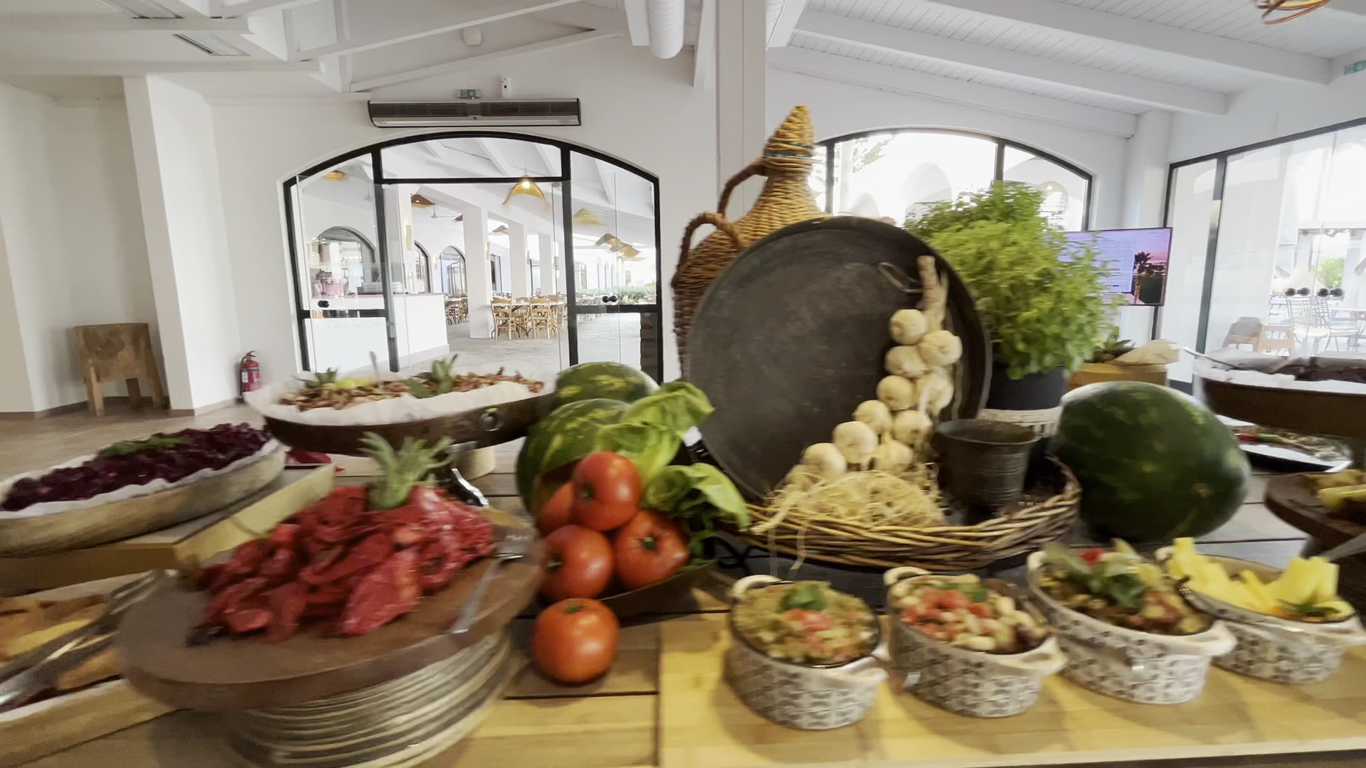 Grecotel Casa Marron restorāna bufetes zona ar dārzeņiem un tradicionāliem grieķu produktiem Peloponēsā — bagātīgs ēdienu klāsts