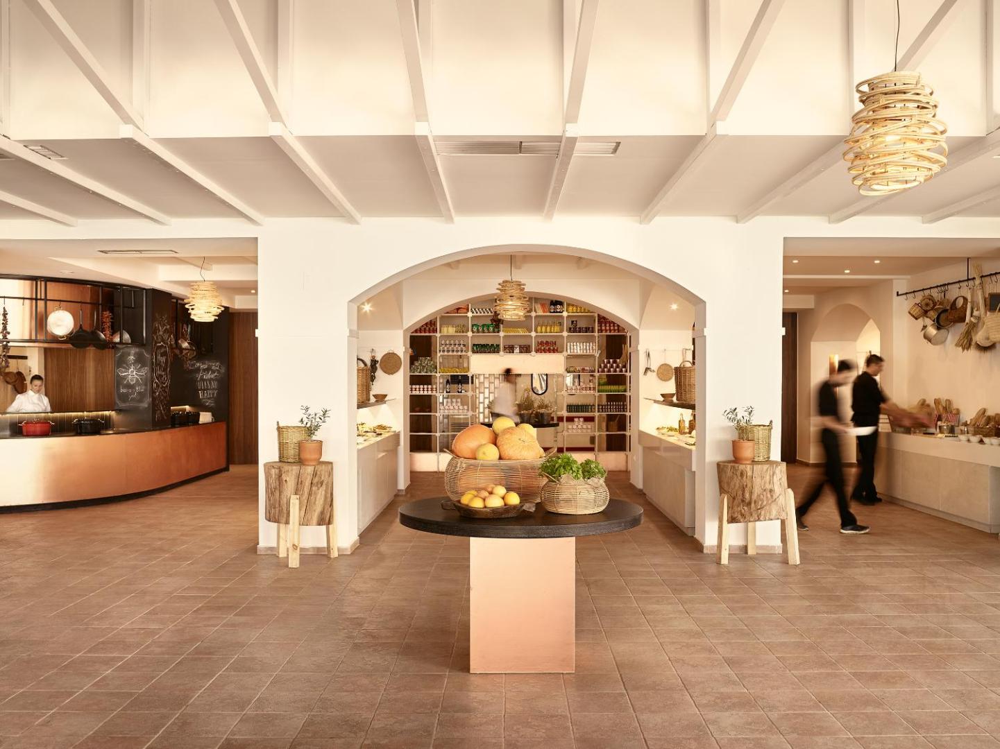 Grecotel Casa Marron plašā restorāna zāle ar gaišu interjeru un bufetes zonu Peloponēsā — tradicionāls dizains ar moderniem akcentiem