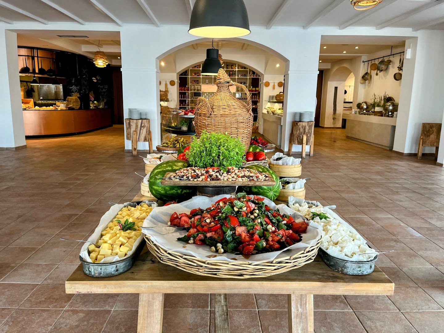 Grecotel Casa Marron bufetes galds ar svaigiem salātiem, sieriem un uzkodām Peloponēsā — daudzveidīgs all-inclusive piedāvājums viesiem