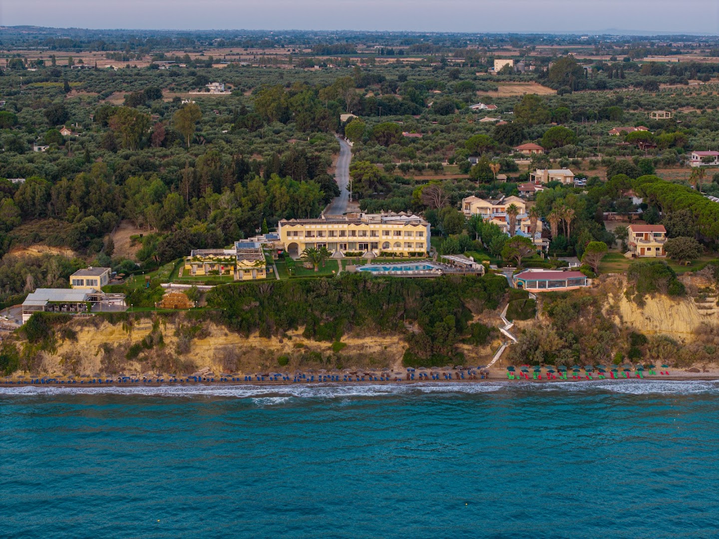 Niforeika Beach Hotel & Bungalows no putna lidojuma Peloponēsā — viesnīcas komplekss uz klints malas virs privātās pludmales