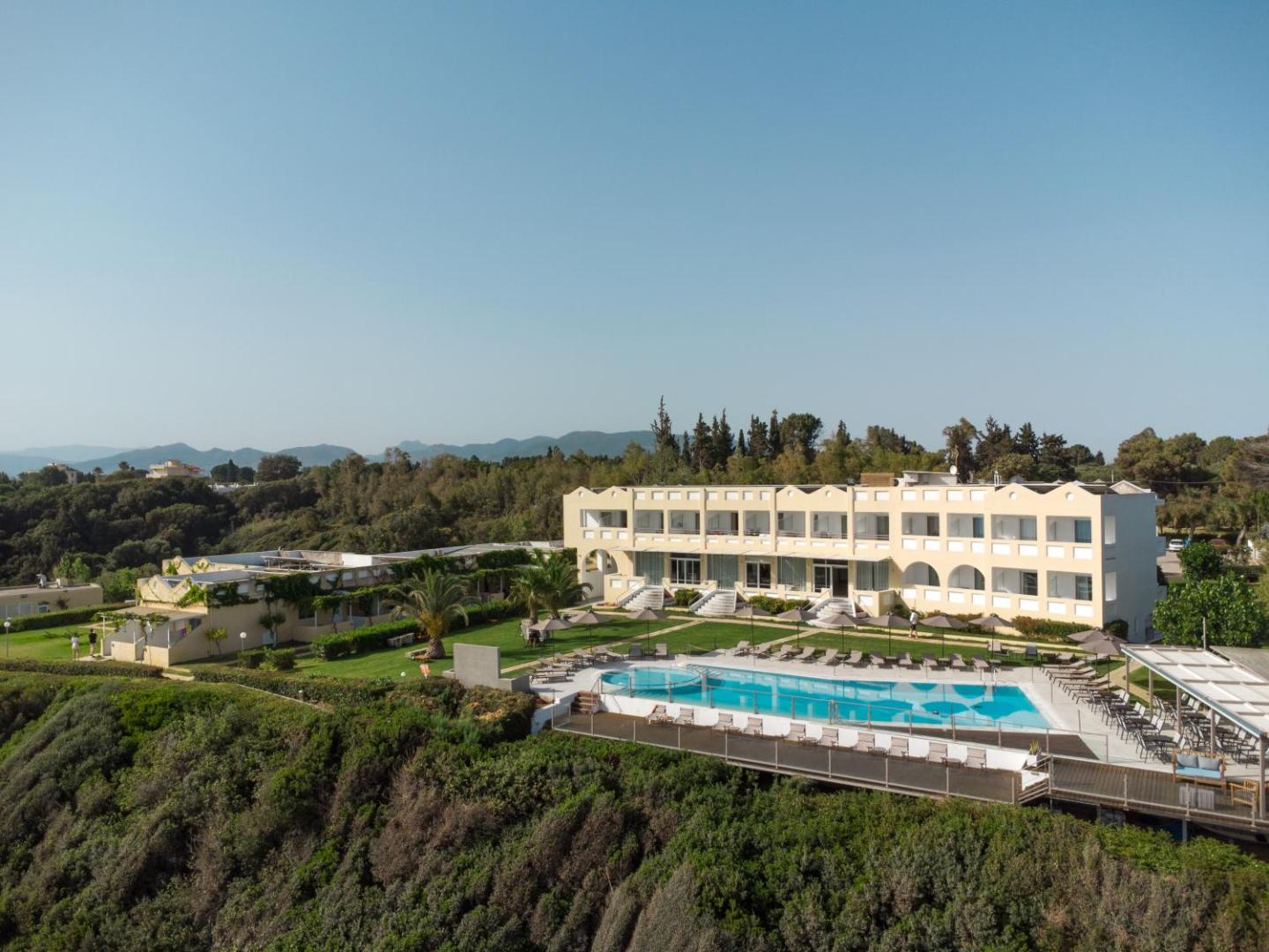 Niforeika Beach Hotel & Bungalows teritorija ar baseinu un bungalo tipa numuriem Peloponēsā — skats uz kalniem tālumā