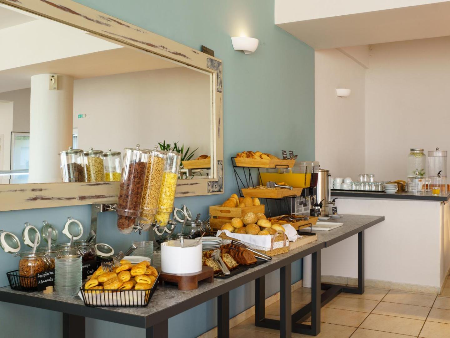 Niforeika Beach Hotel brokastu bufete ar svaigām maizītēm, pārslām, sulām un konditorejas izstrādājumiem uz gara galda