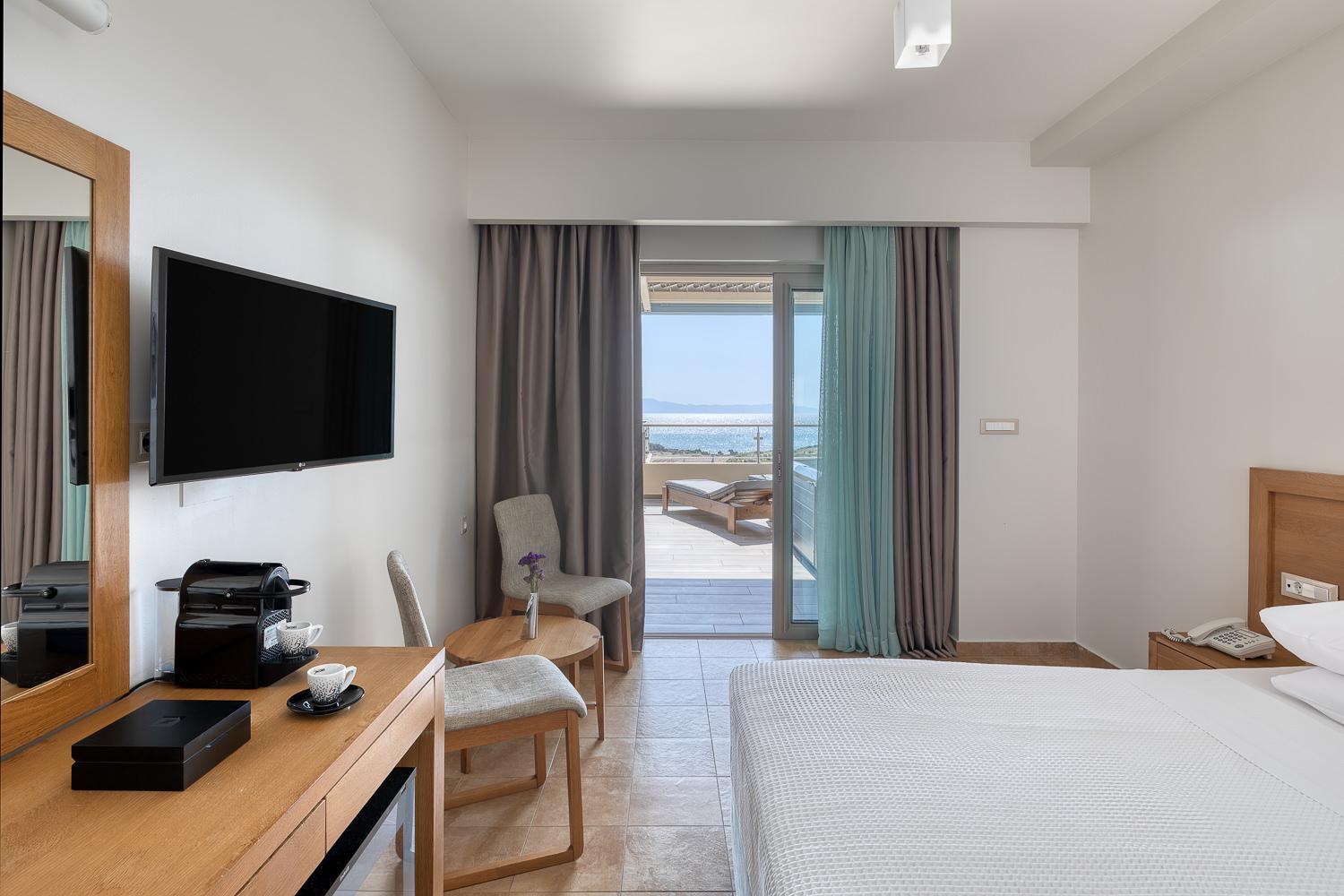 Almira Hotel Arkoudi numurs ar plašu terasi, kafijas aparātu un skatu uz Jonijas jūru Arkoudi ciemata piekrastē