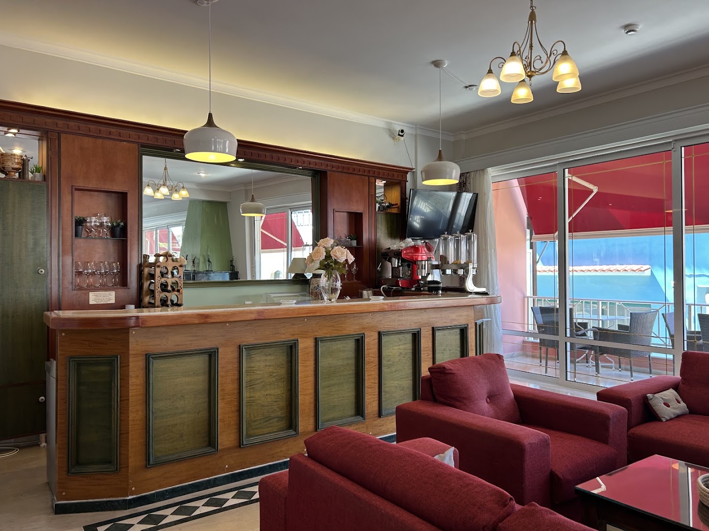 Brati II Beach Hotel koka bāra lete ar kafijas automātu un sarkanu atpūtas zonu pie loga Arkoudi