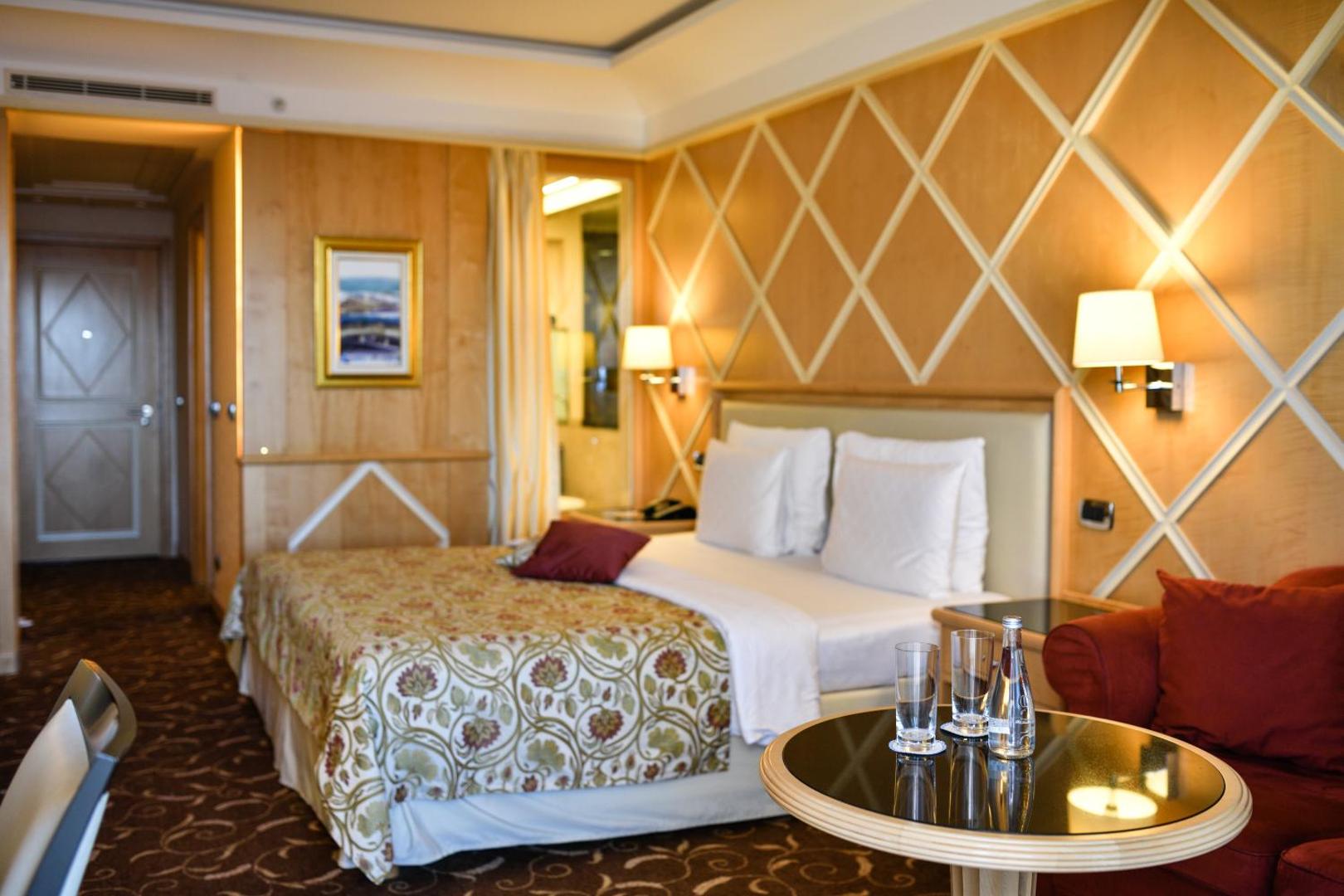 Splendid Conference & Spa Resort elegants numurs ar koka apdari, ērtu gultu un atpūtas stūrīti