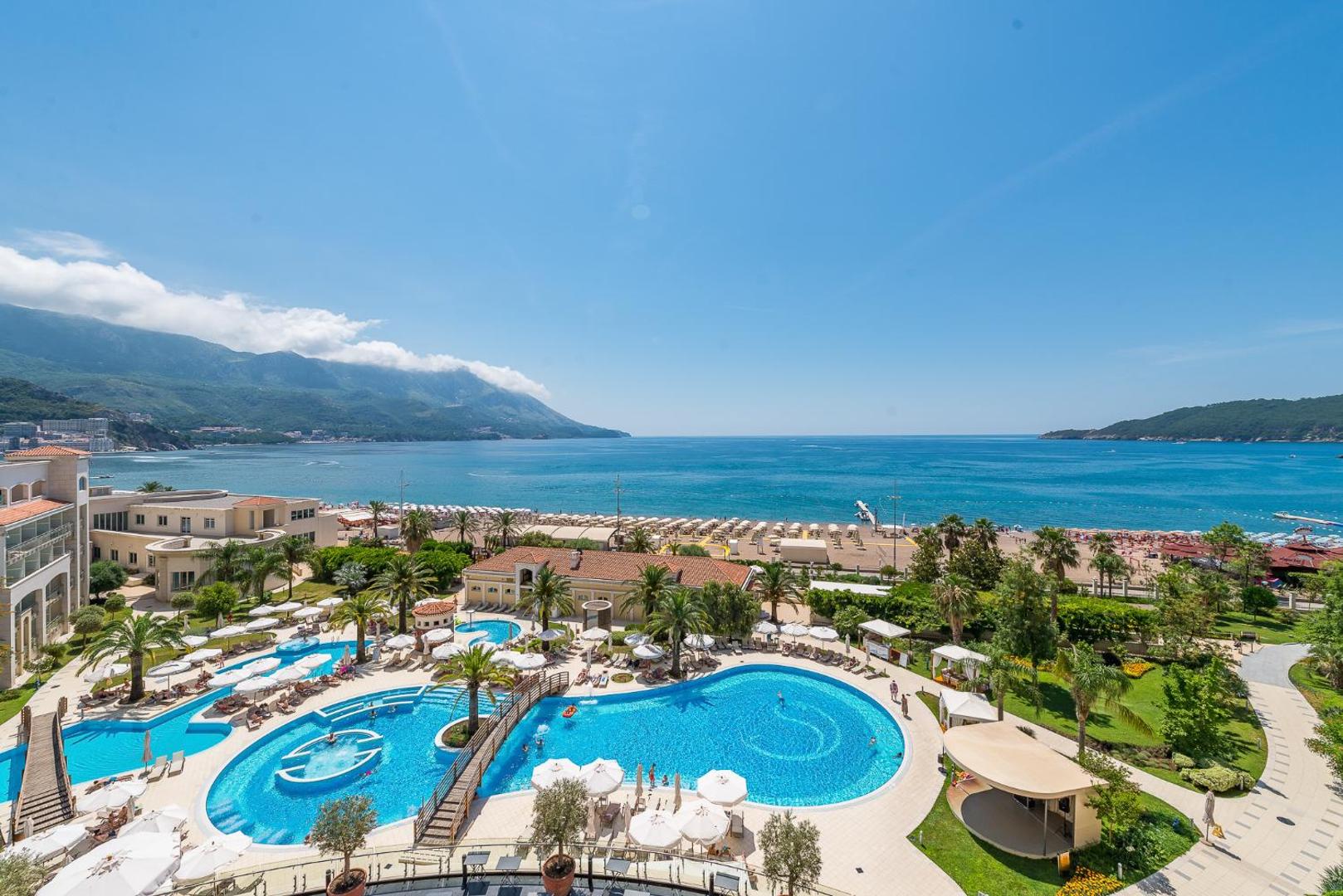 Skats no augšas uz Splendid Conference & Spa Resort teritoriju, baseinu kompleksu un smilšu pludmali pie Adrijas jūras