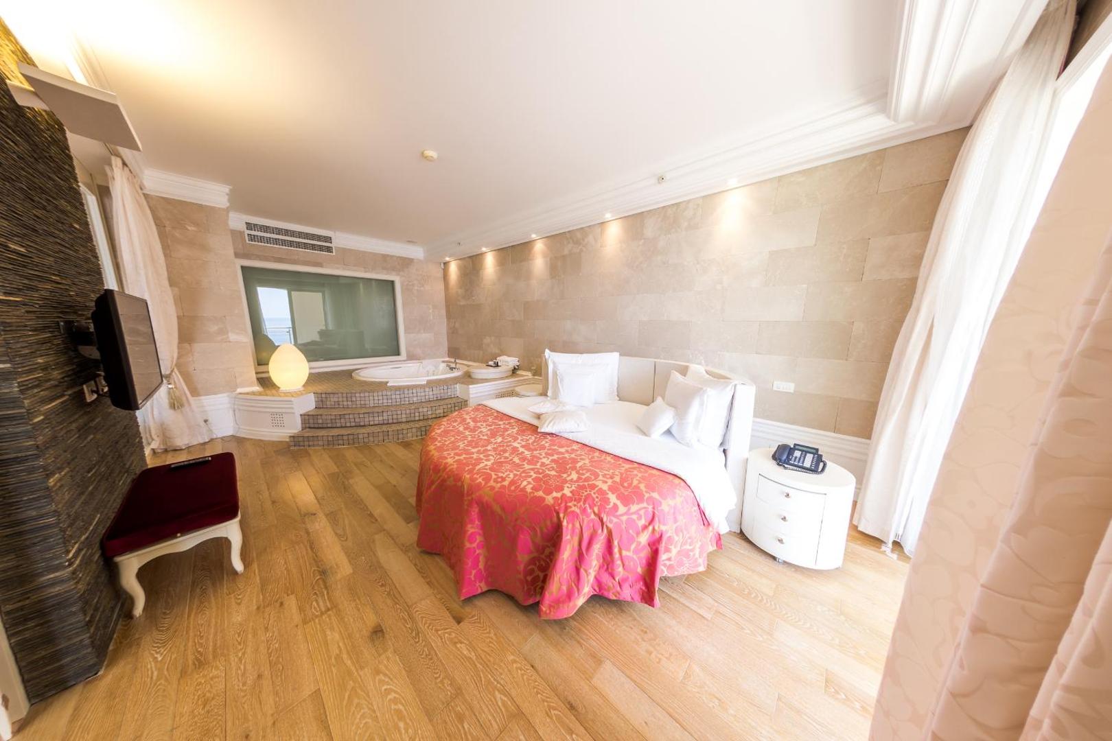 Splendid Conference & Spa Resort ekskluzīvs numurs ar apaļu gultu un džakuzi vannu numura iekšpusē