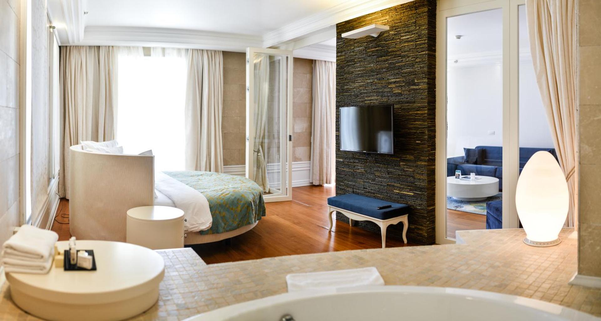 Splendid Conference & Spa Resort luksusa numurs ar apaļu gultu, koka grīdām un skatu uz atpūtas zonu Bečiči, Melnkalnē