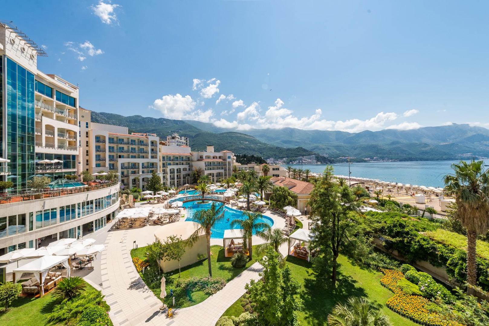 Panorāmas skats uz Splendid Conference & Spa Resort teritoriju, baseiniem, pludmali un Adrijas jūras līci Melnkalnē