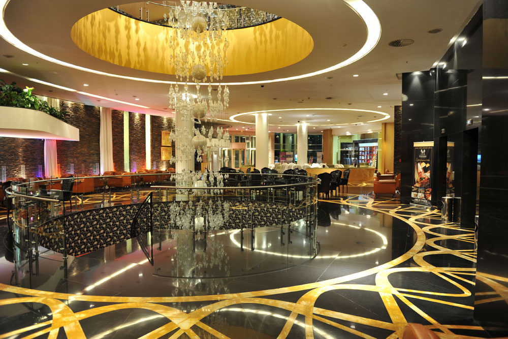 Splendid Conference & Spa Resort greznais vestibils ar iespaidīgu kristāla lustru, spīdīgām grīdām un modernu interjera dizainu Melnkalnes piekrastē