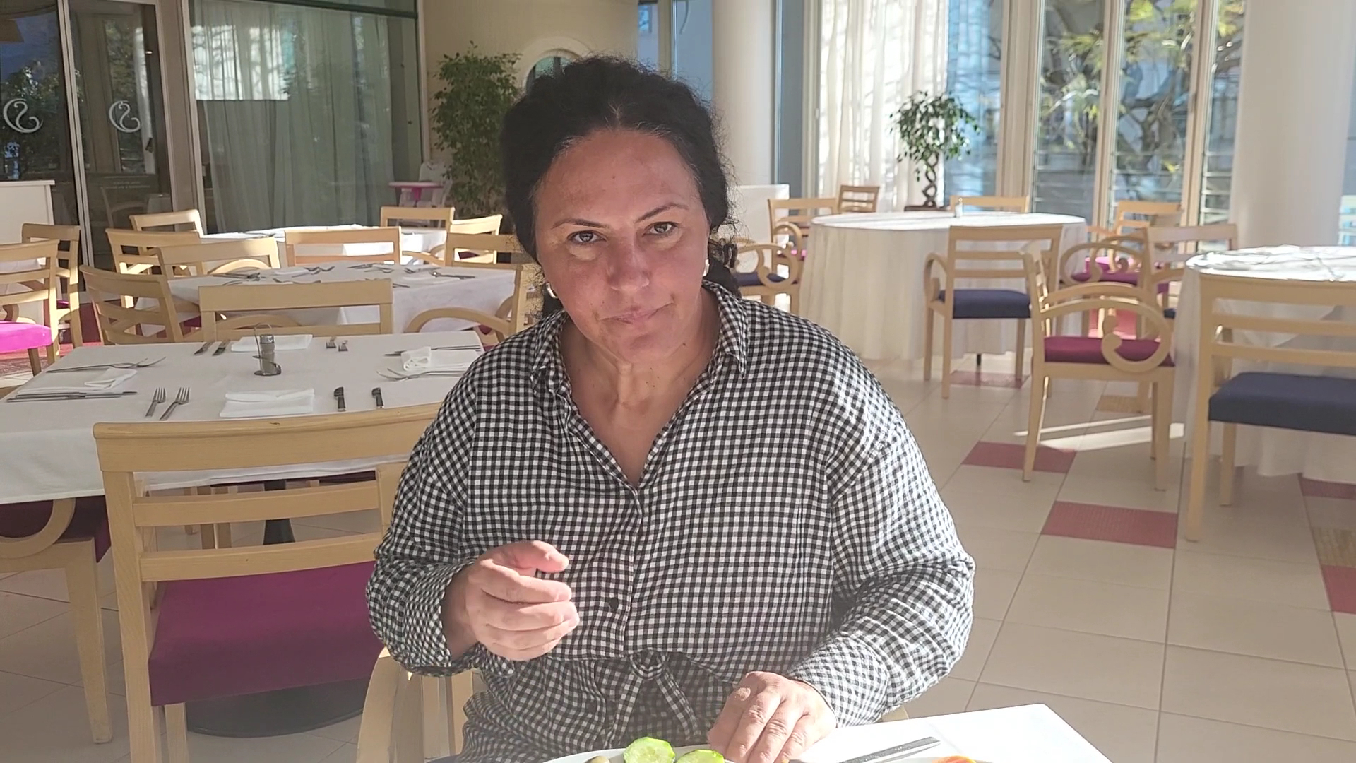 Viesis bauda maltīti Splendid Conference & Spa Resort restorānā ar skatu uz saulaino āra teritoriju