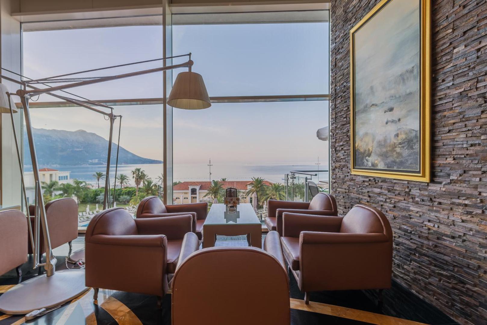 Panorāmas skats no Splendid Conference & Spa Resort terases uz Adrijas jūru un kalniem caur lieliem stikla logiem