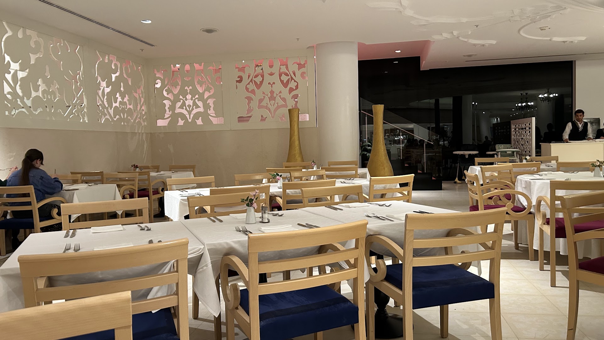 Splendid Conference & Spa Resort plašā brokastu zāle ar balti klātiem galdiem un dekoratīviem sienu elementiem