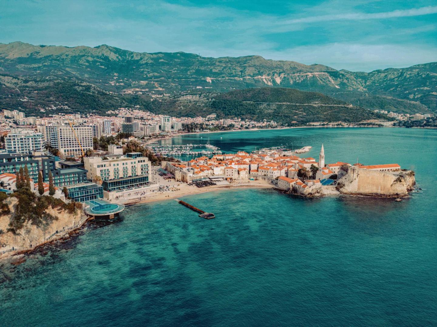 Avala Resort & Villas panorāmas skats uz Budvas vecpilsētu un Adrijas jūru Melnkalnē — viesnīcas komplekss pie pašas krasta līnijas