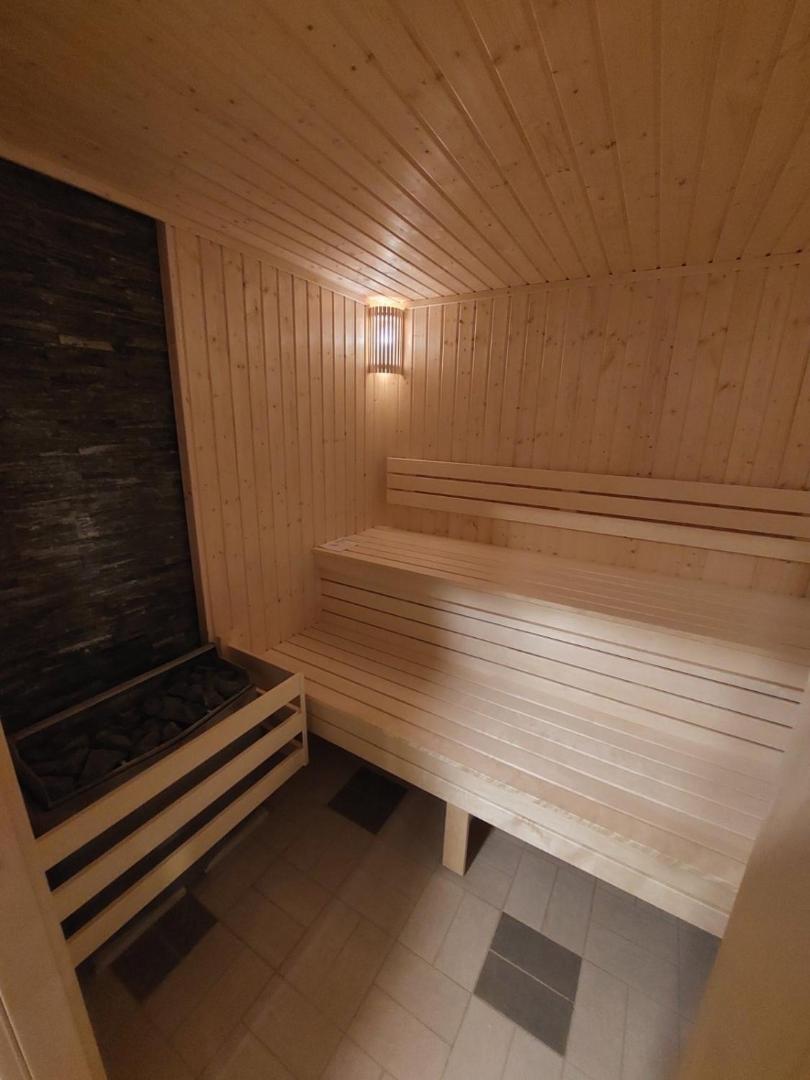 Klasiska koka apdares sauna Montenegro Beach Resort spa centrā ar vairākiem līmeņiem un akmens krāsni relaksācijai