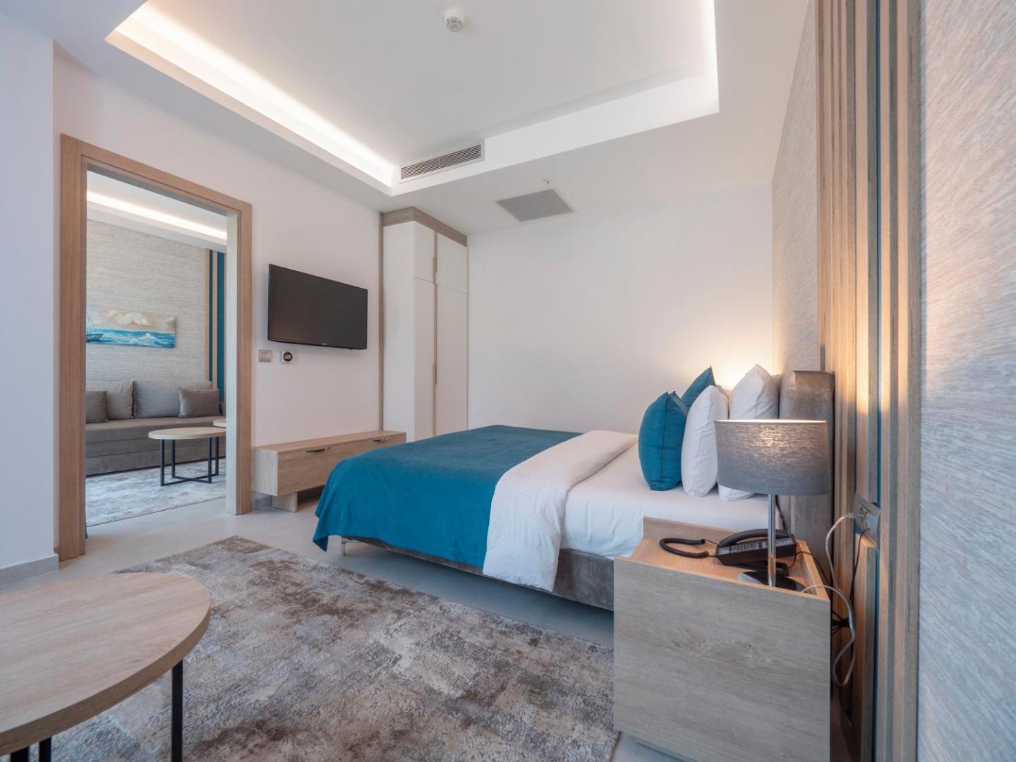 Montenegro Beach Resort plašs ģimenes numurs ar divām istabām, modernām mēbelēm un gaišu interjeru Melnkalnē