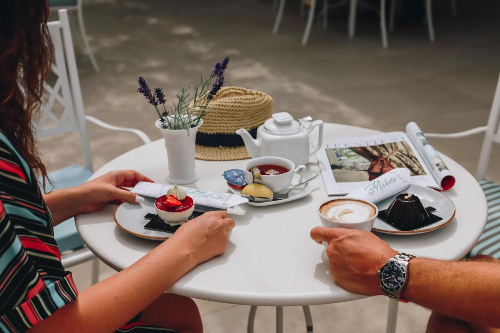 Kafija un deserti uz galda Montenegro Beach Resort viesnīcā — tēja, kūkas un pēcpusdienas uzkodas viesiem