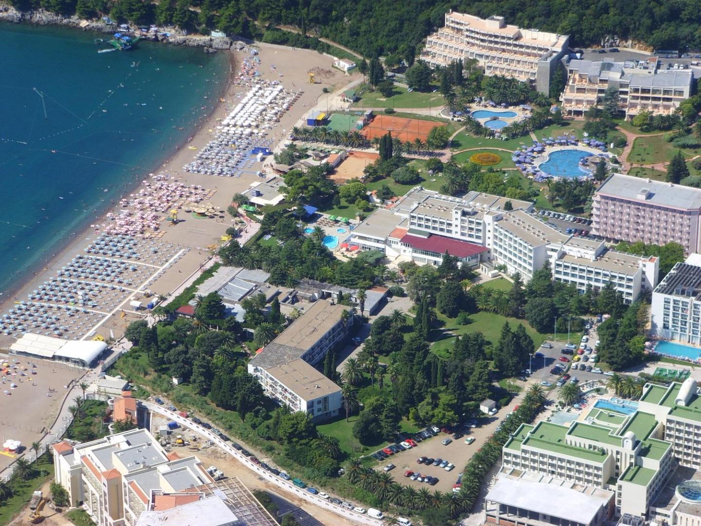 Montenegro Beach Resort skats no putna lidojuma Bečiči kūrortā — plaša teritorija ar baseiniem, dārzu un tiešu pieeju Adrijas jūras pludmalei