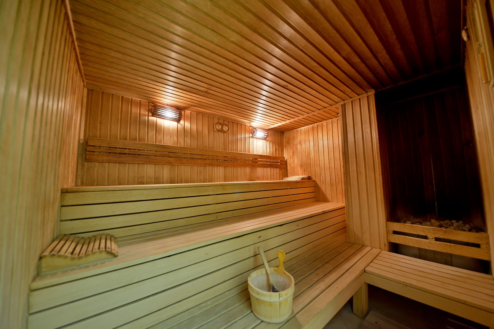 Viesnīcas Mediteran spa centra koka sauna ar vairākiem līmeņiem un tradicionālo pirts aprīkojumu