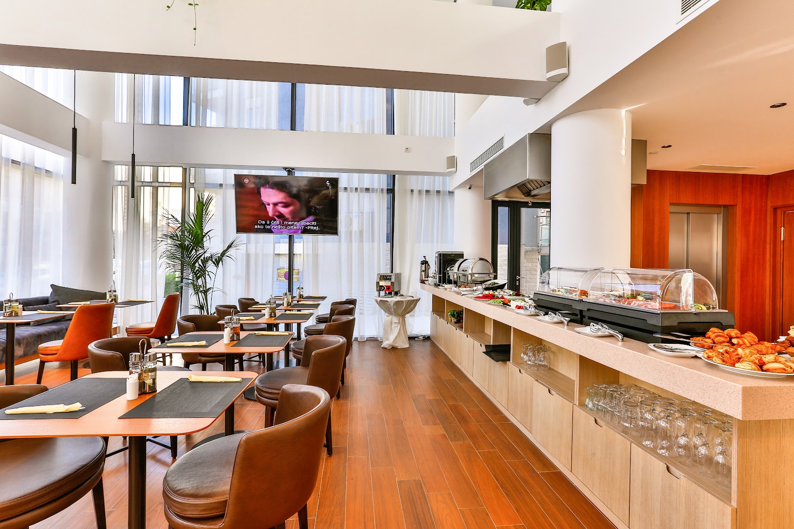 Hotel Fagus by Aycon restorāna bufetes līnija ar siltajiem ēdieniem un konditorejas izstrādājumiem modernā interjerā