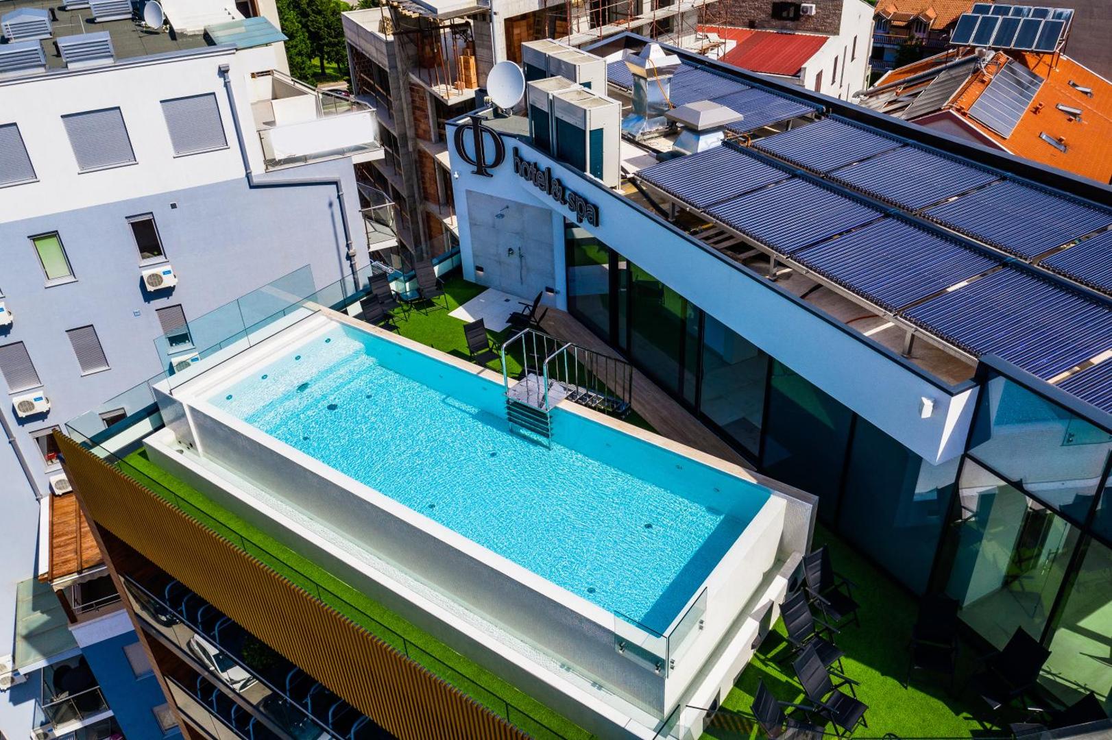 Aerofoto skats uz Hotel Fagus by Aycon jumta terasi ar baseinu, sauļošanās krēsliem un saules paneļiem
