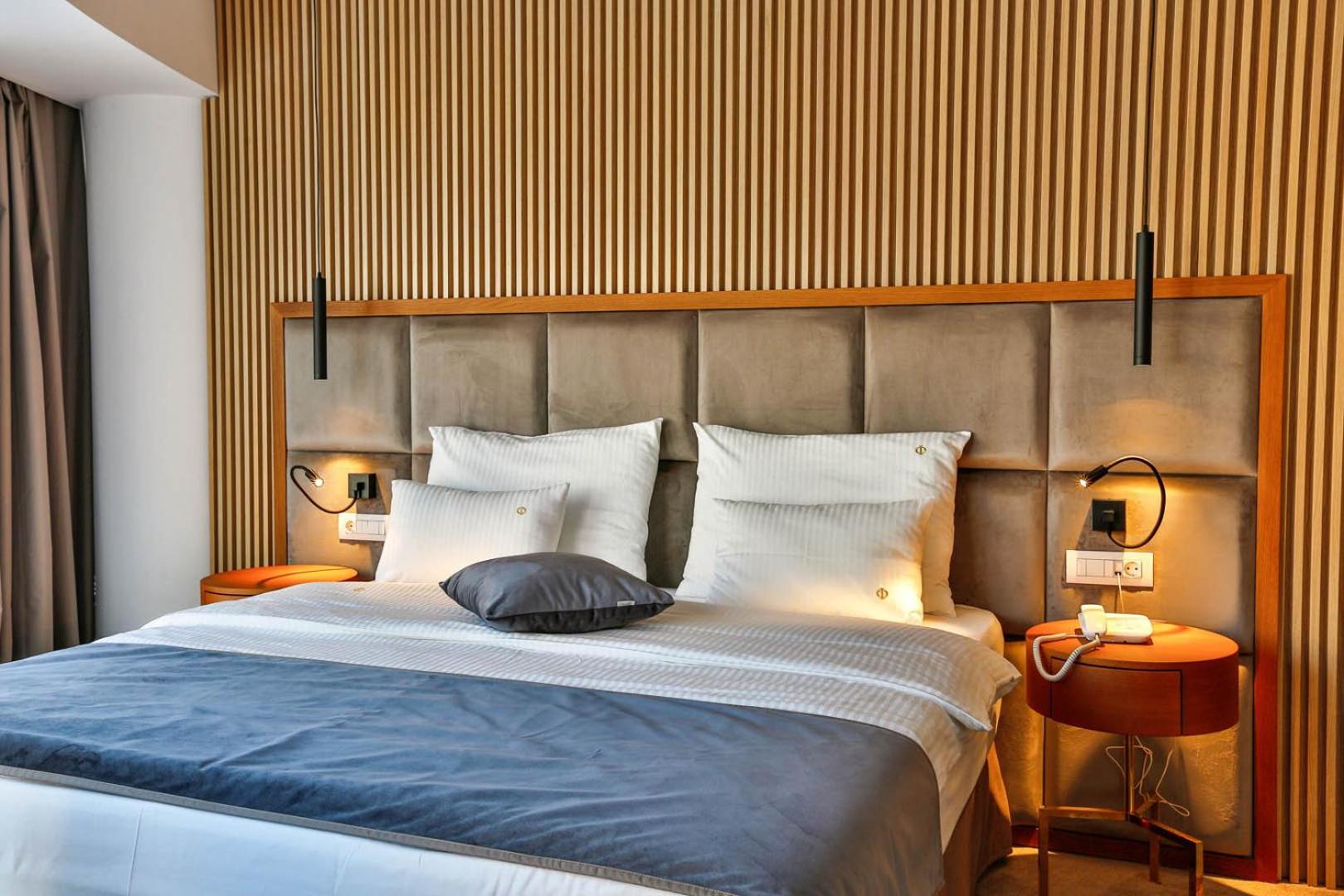 Hotel Fagus by Aycon moderns numurs ar lielu gultu, koka paneļu sienu un stilīgu apgaismojumu Budvā, Melnkalnē