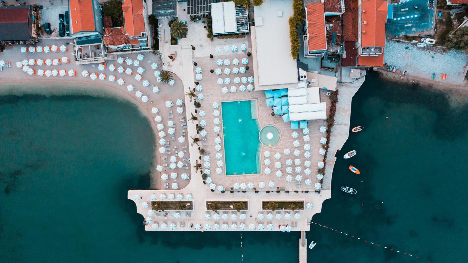 Palmon Bay Hotel & SPA skats no putna lidojuma uz āra baseinu un privāto pludmali Igalo, Melnkalnē ar saulessargiem