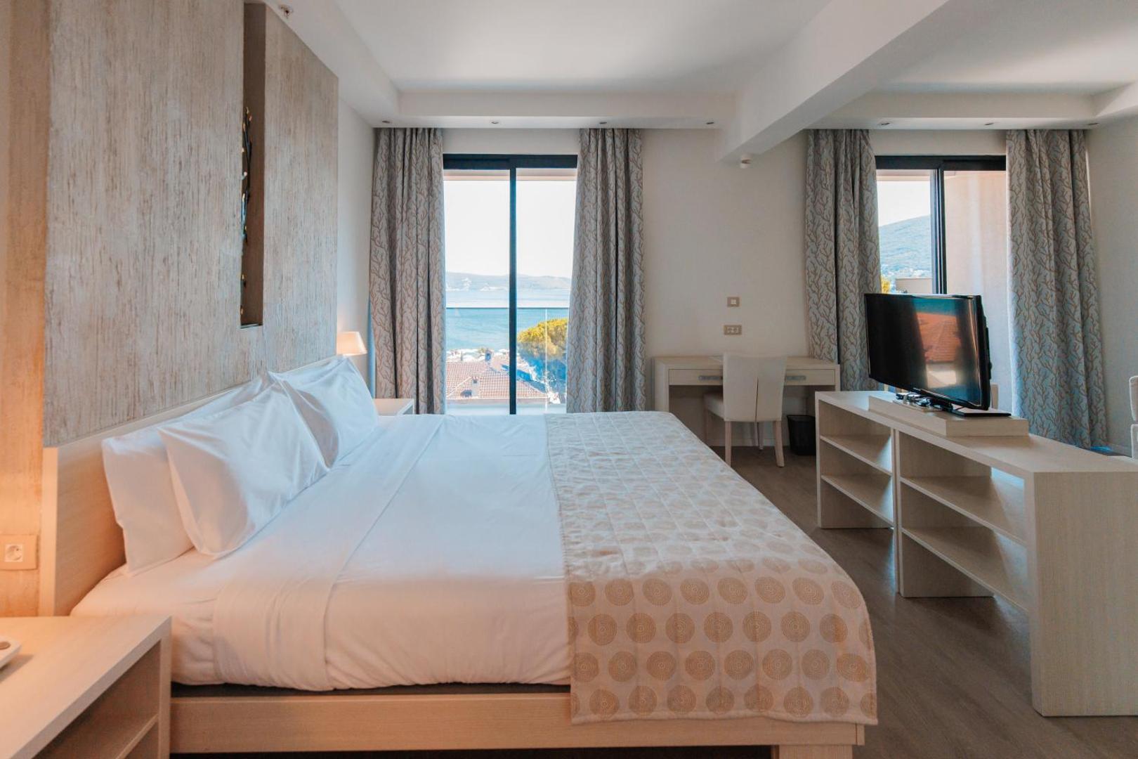 Moderns Palmon Bay Hotel & SPA numurs ar divguļamo gultu, darba zonu un panorāmas logu uz piekrasti