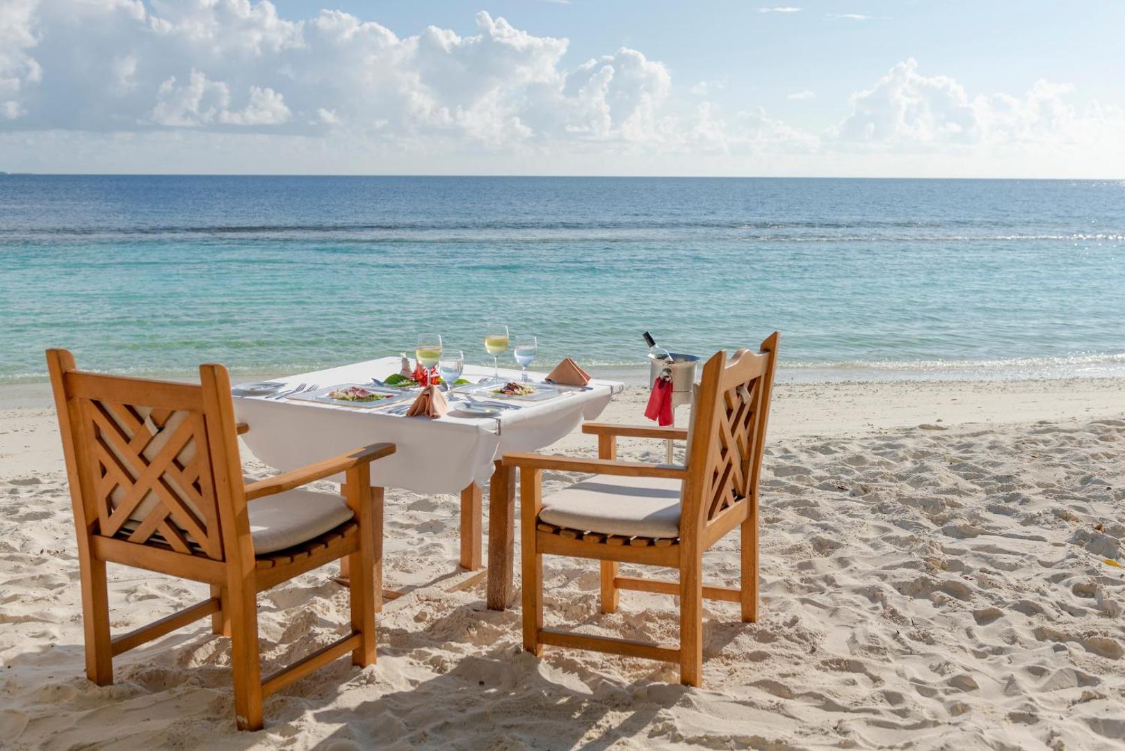 Royal Island Resort & Spa klāts galds divām personām baltu smilšu pludmalē Maldīvu salās ar skatu uz tirkīzzilo okeānu