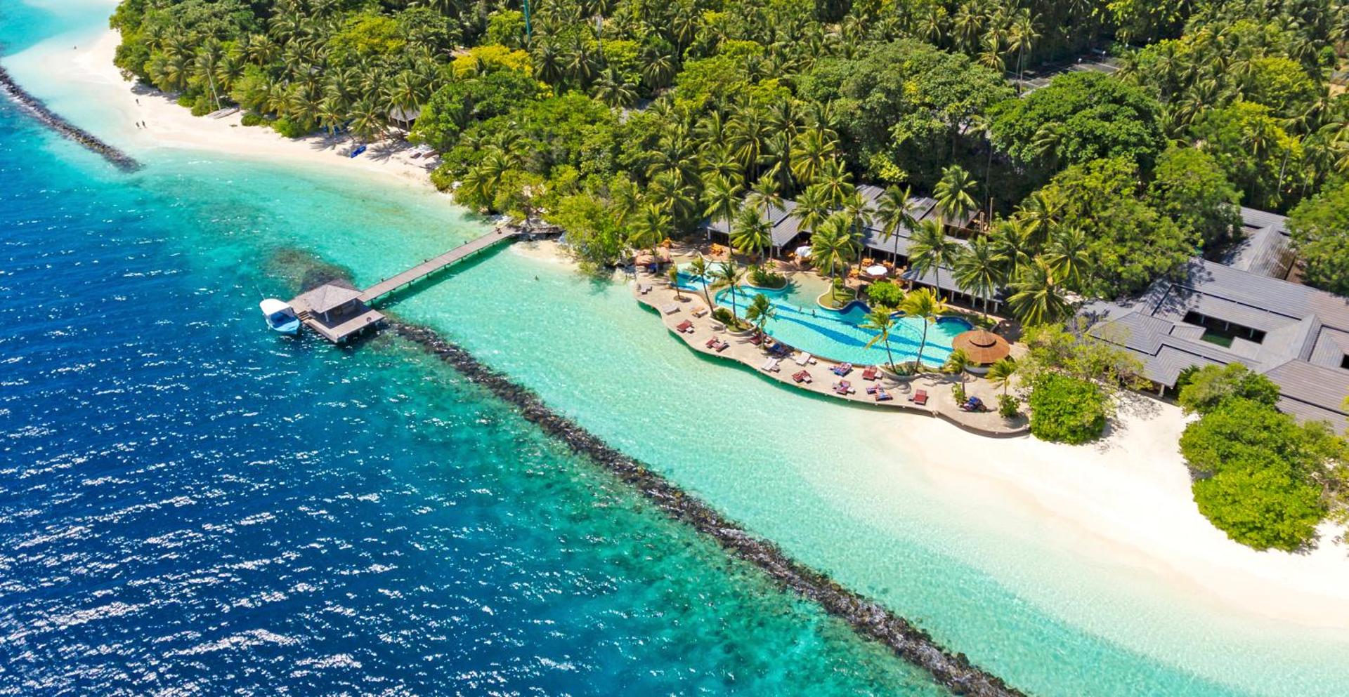 Royal Island Resort & Spa panorāmas skats no putna lidojuma uz āra baseinu, pludmali un tropu dārzu Maldivu salās