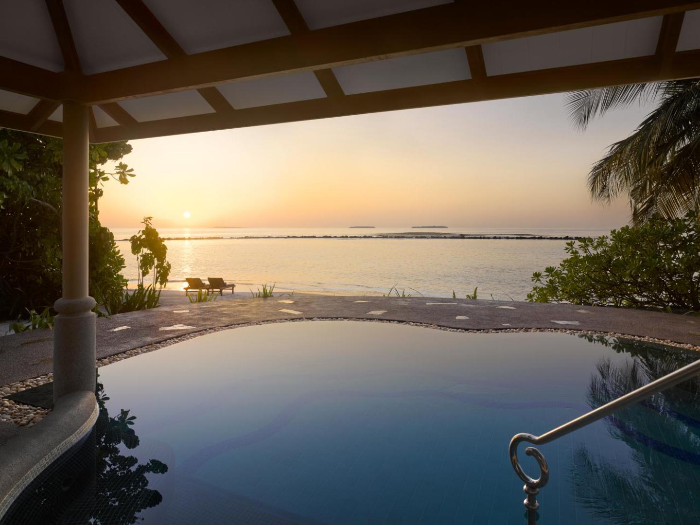 Saulrieta skats no Royal Island Resort & Spa terases ar privāto baseinu un skatu uz Indijas okeānu Maldivu salās