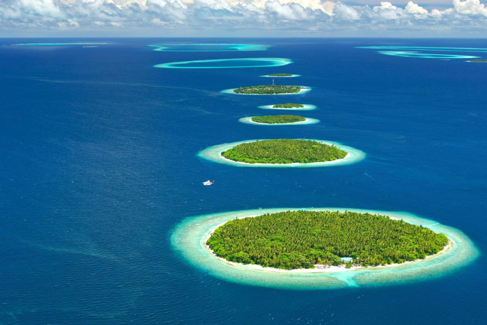 Royal Island Resort & Spa skats no putna lidojuma uz Maldīvu salu arhipelāgu un tirkīzzilo okeānu Baa atolā