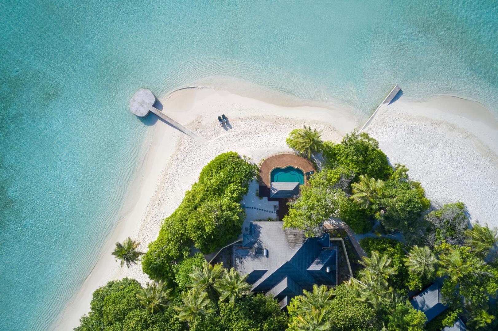 Royal Island Resort & Spa villas skats no augšas ar privātu baseinu, ko ieskauj palmas un balto smilšu pludmale
