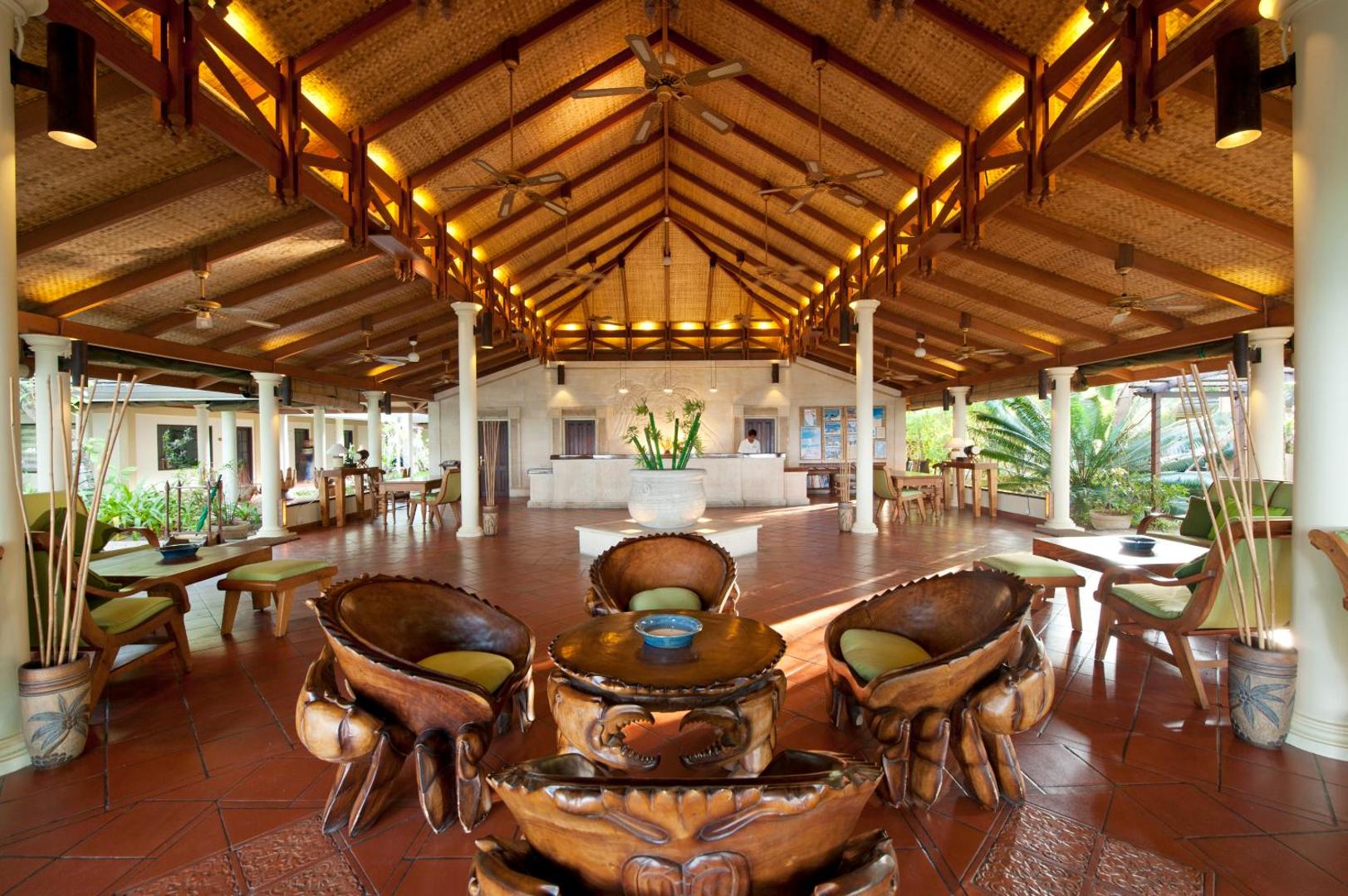 Royal Island Resort & Spa plašais lobby ar tradicionālu koka arhitektūru, unikālām mēbelēm un augstiem griestiem Maldīvās