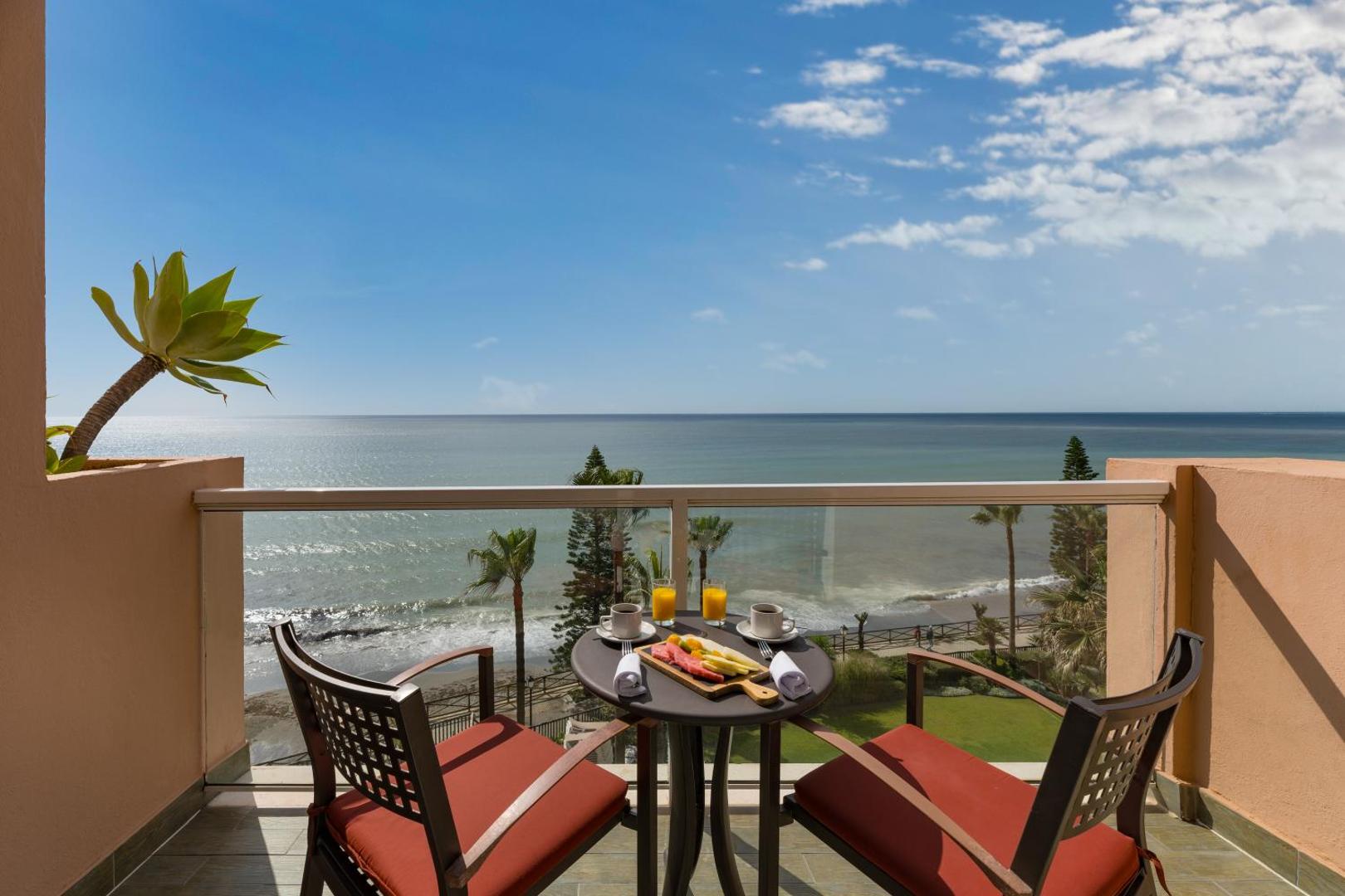 Numura balkons Elba Estepona Gran Hotel viesnīcā ar galdiņu diviem, skatu uz horizontu un zilo jūru