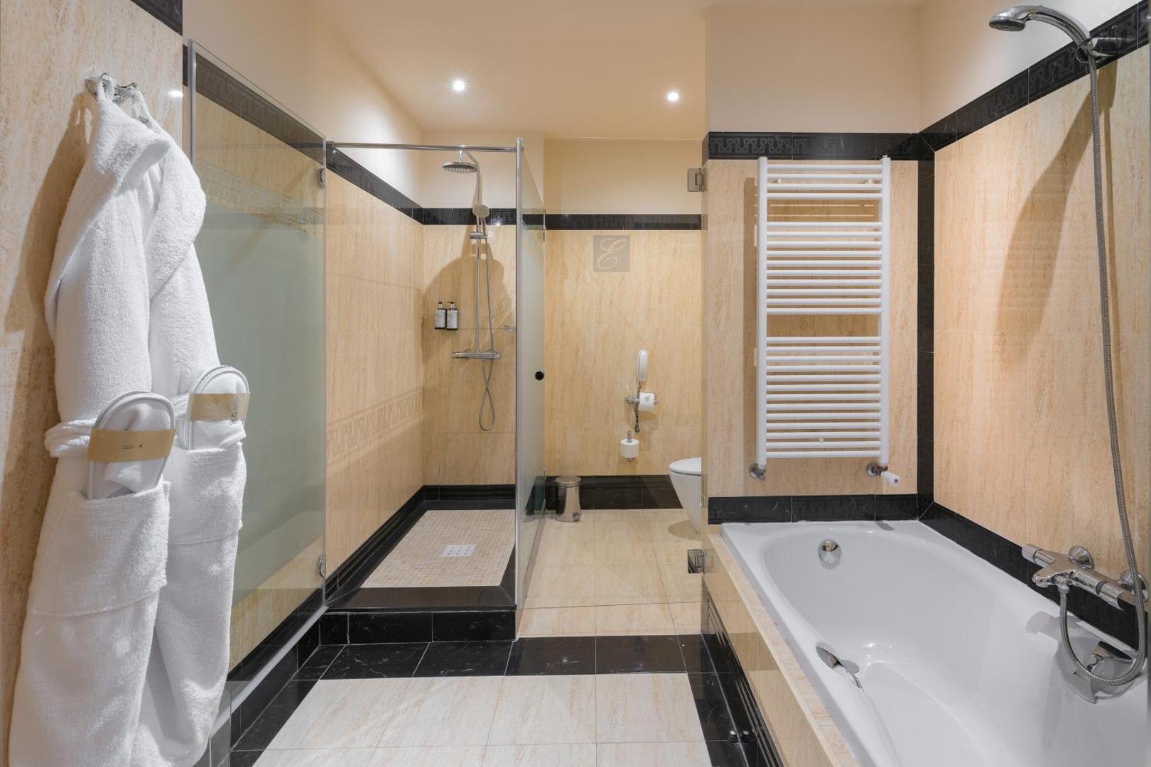 Elba Estepona Gran Hotel And Thalasso Spa numura vannas istaba ar vannu, atsevišķu dušu, halātiem un marmora apdari Esteponā, Spānijā