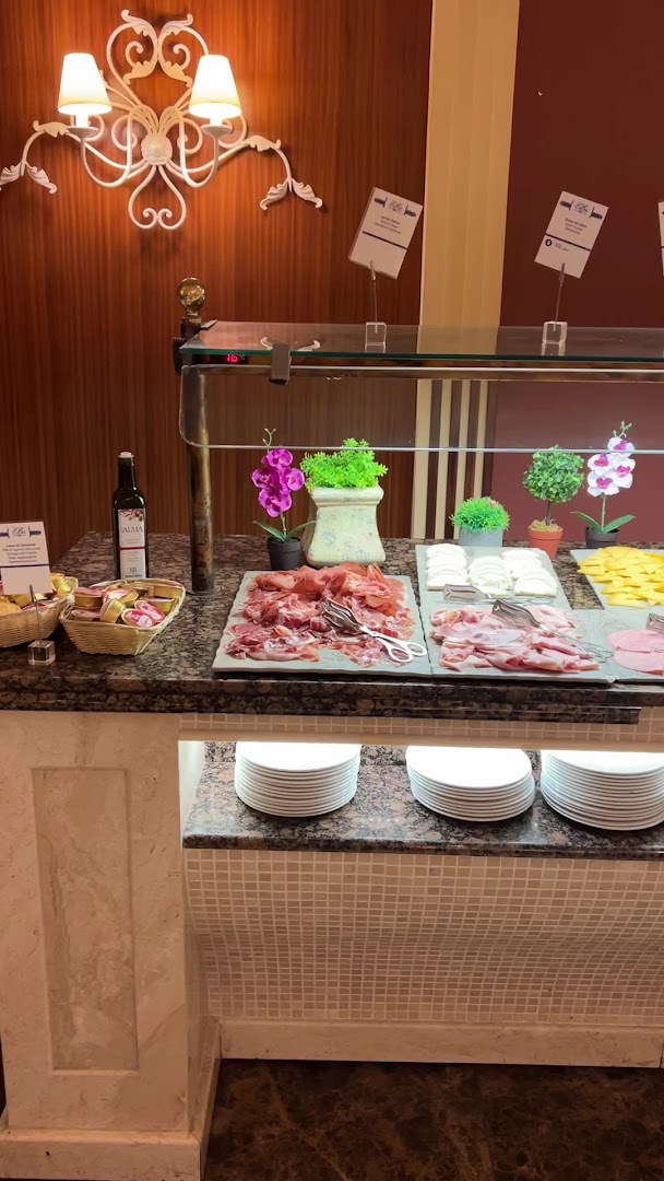 Brokastu bufetes galds Elba Estepona viesnīcā ar aukstajām uzkodām, sieru un gaļas izlasi restorānā.