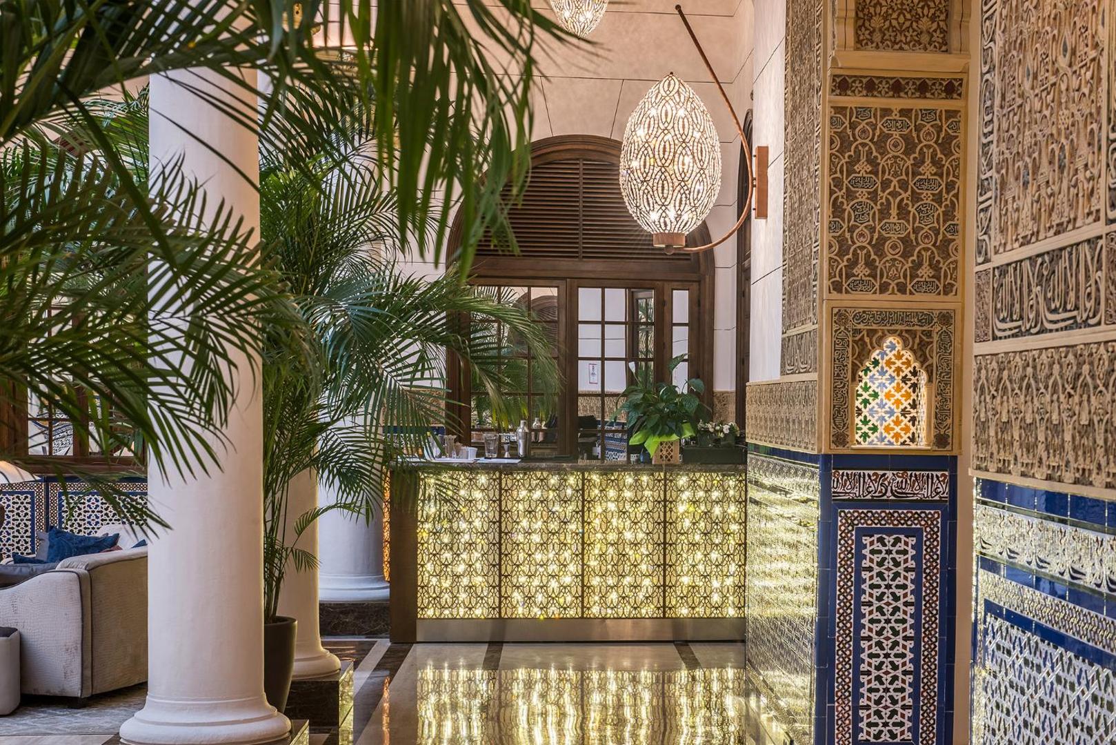 Gran Hotel Miramar greznais vestibils ar mauru stila flīzēm, palmām un izgaismotu bāra leti Malagas piekrastē
