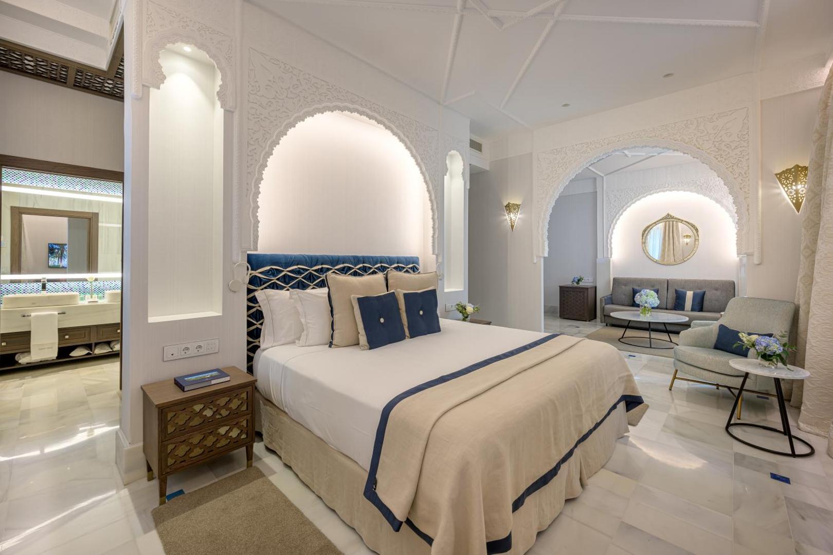 Gran Hotel Miramar plašs numurs ar dekoratīvām arkām, atpūtas zonu un ieeju vannas numurā Malagā
