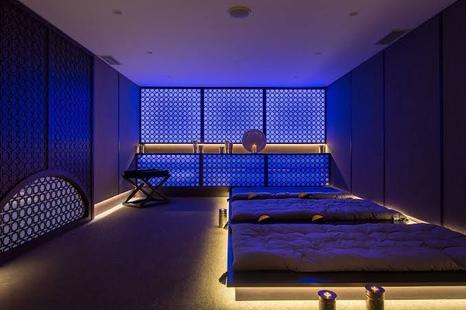 Gran Hotel Miramar spa relaksācijas telpa ar zilu apgaismojumu, austrumu stila sienu paneļiem un ērtiem matračiem atpūtai Malagā