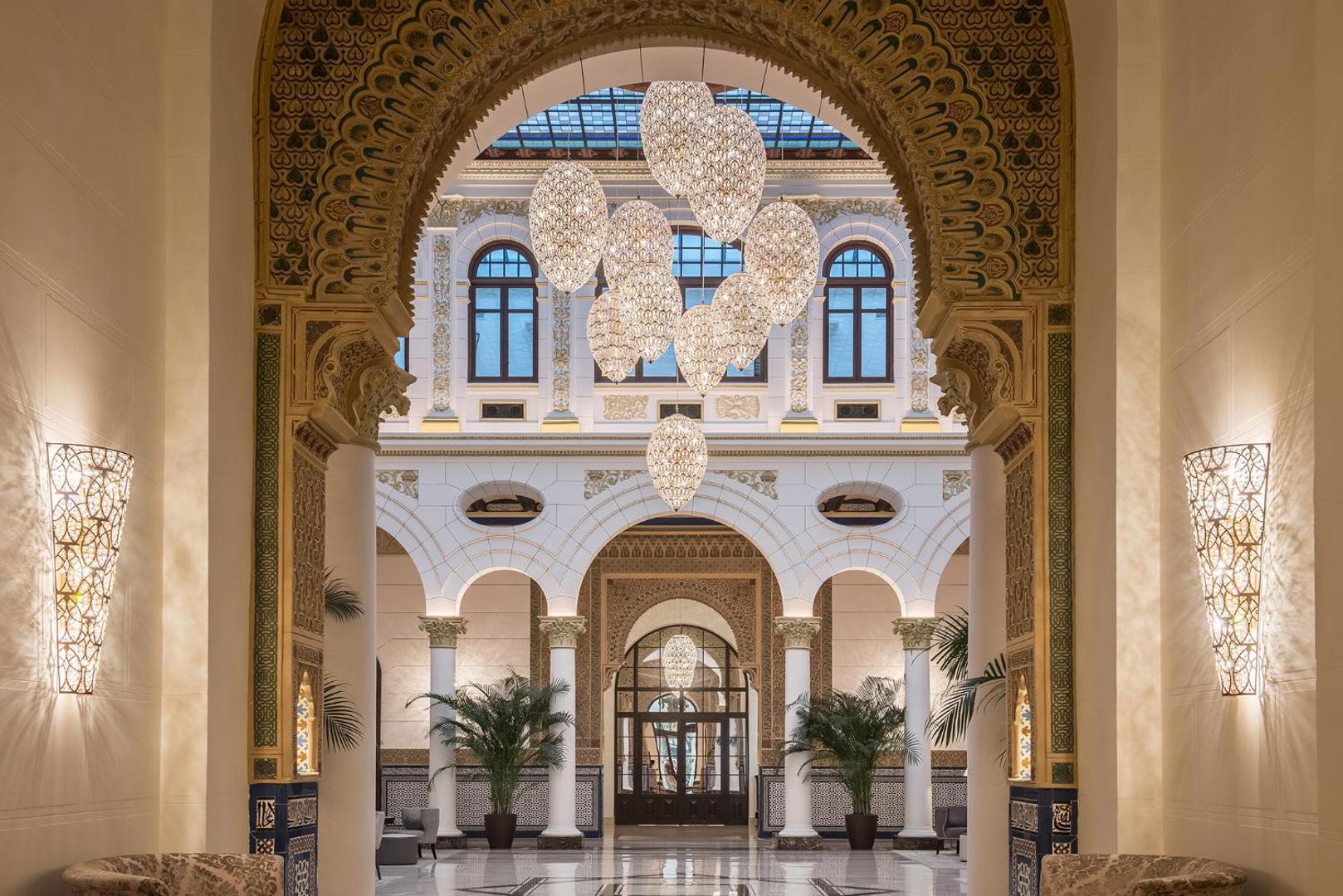 Gran Hotel Miramar greznais interjers ar mauru stila arkām un kristāla lustrām centrālajā hallē
