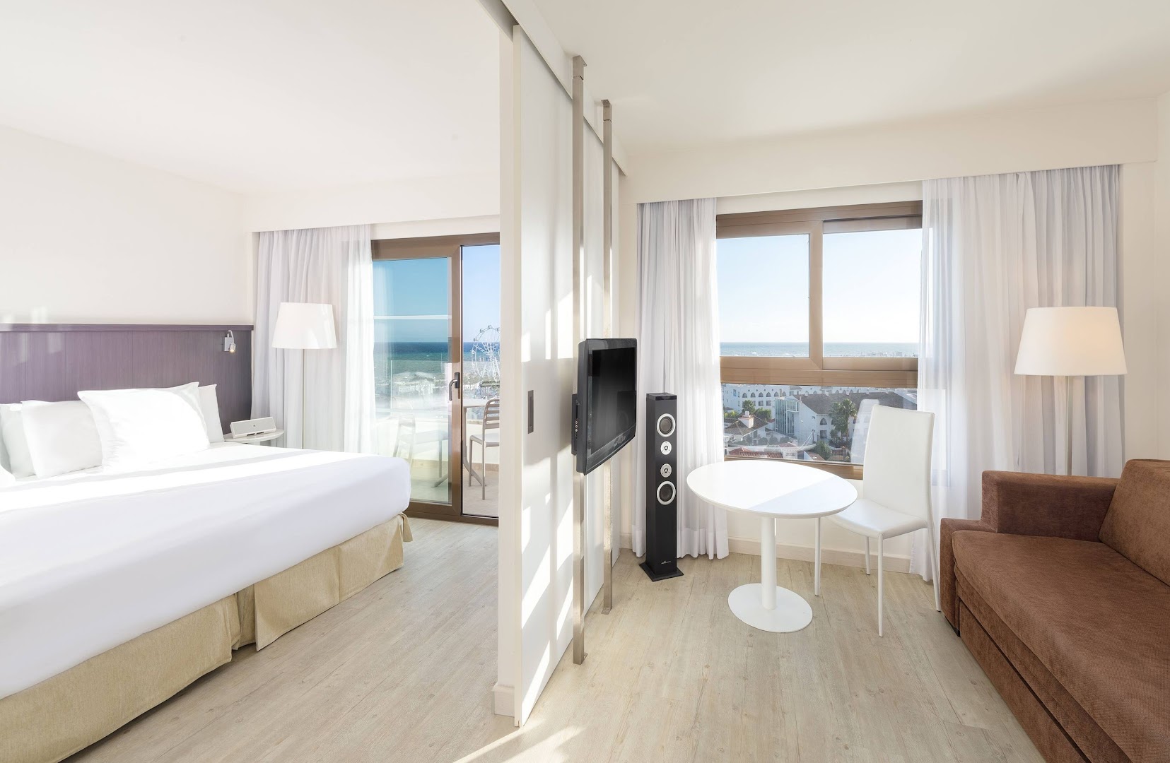 Sol House Costa del Sol moderns numurs ar gaišu interjeru, atpūtas zonu, lieliem logiem un skatu uz jūru