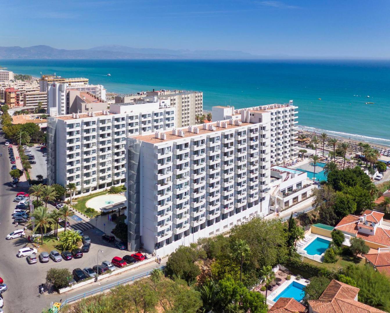 Sol House Costa del Sol viesnīcas ēkas no putna lidojuma Torremolinosā, Spānijā — skats uz Vidusjūras piekrasti un baseinu zonu