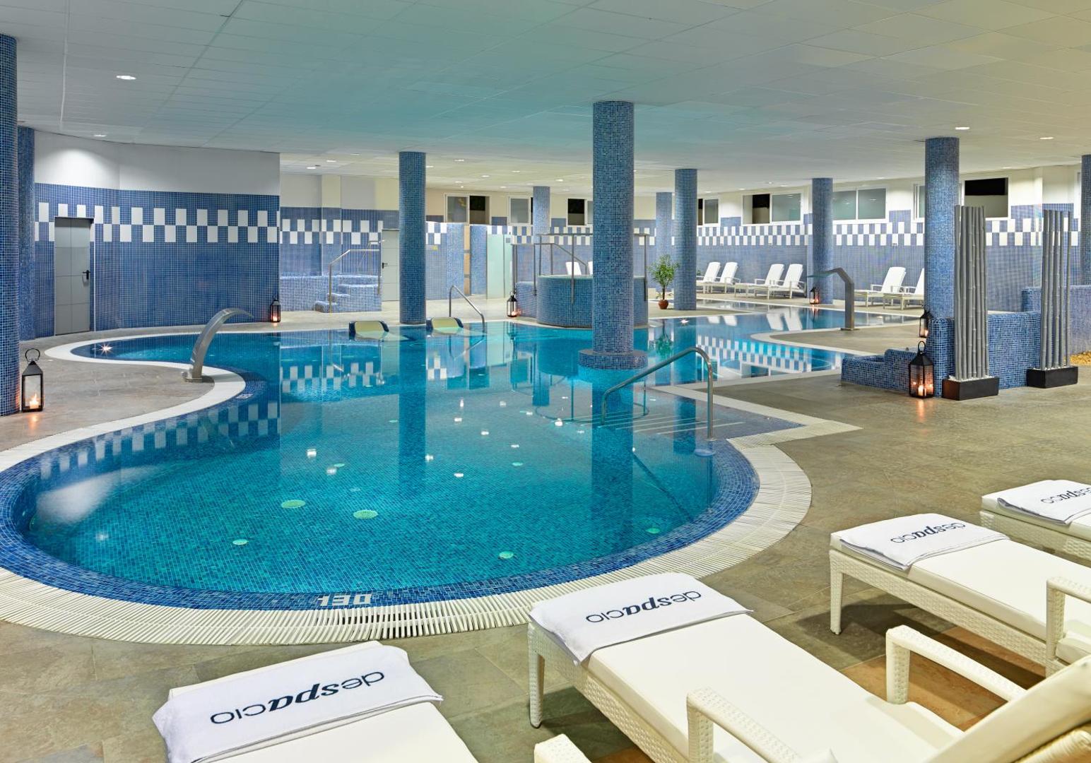 H10 Estepona Palace Despacio spa centrs ar iekštelpu baseinu, hidromasāžas strūklām un ērtiem zviļņiem relaksācijai