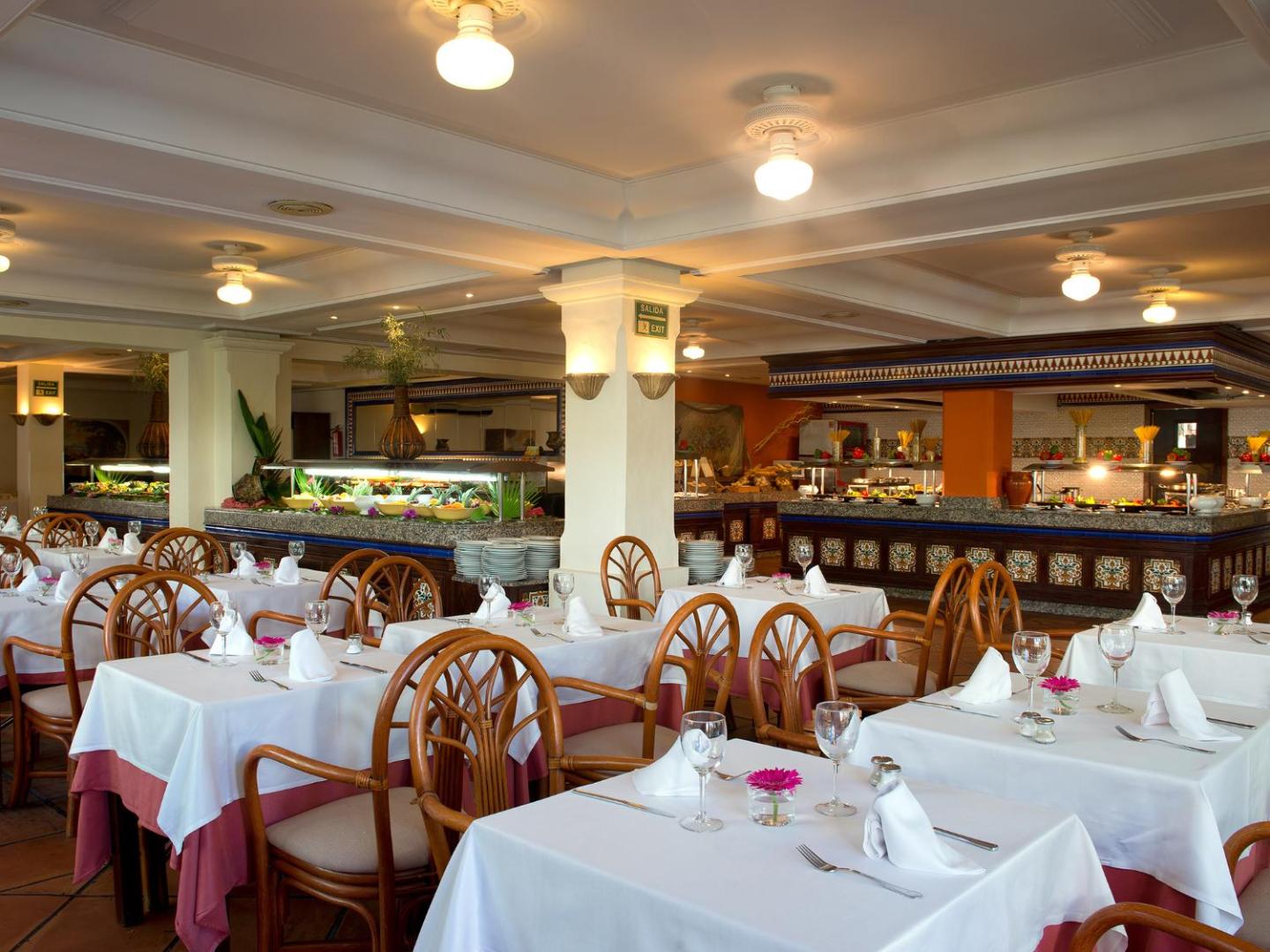 Bluebay Banus viesnīcas galvenais restorāns ar bufetes tipa galdiem un eleganti klātiem galdiņiem iekštelpās, Marbeljā, Spānijā