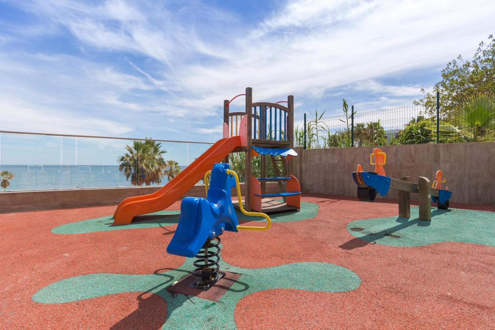 Best Benalmadena āra rotaļu laukums bērniem ar slidkalniņu un šūpolēm, kas atrodas piekrastē ar skatu uz Vidusjūru