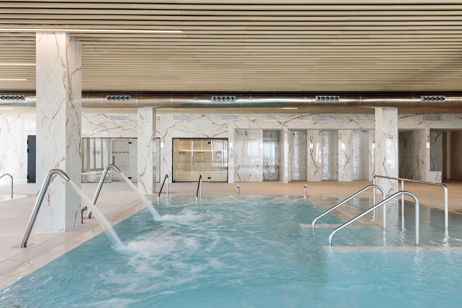 Best Triton spa zona ar modernu saunu, tvaika pirti un baseinu ar masāžas strūklām elegantā marmora apdarē